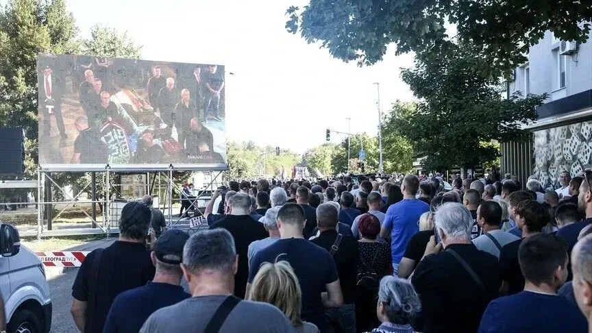 britania-therret-te-ngarkuarin-me-pune-te-serbise-per-te-denuar-perkujtimet-gjate-funeralit-te-mlladiqit