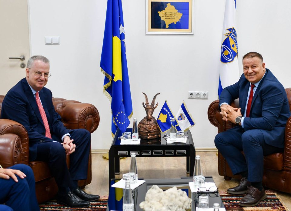drejtori-i-policise-pret-ambasadorin-e-ri-te-be-se-ne-kosove,-diskutohet-forcimi-i-bashkepunimit-ne-siguri-–