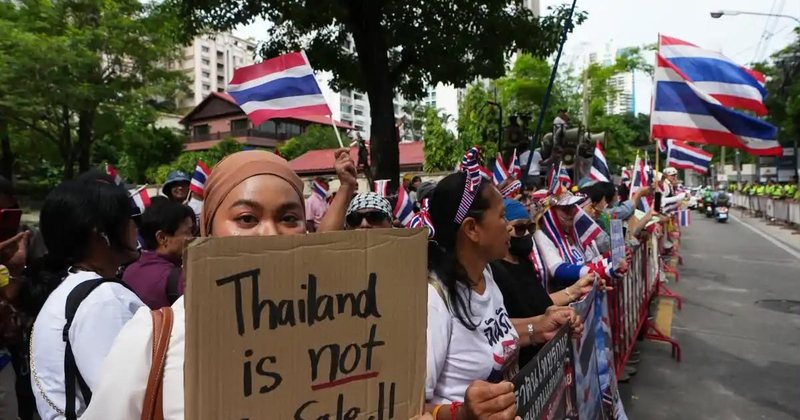“tajlanda-nuk-eshte-ne-shitje”-–-ne-bangkok-nisin-protestat-para-ambasades-se-izraelit!
