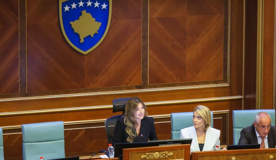 konstituohet-kuvendi-i-kosoves-–-pdk-bojkoton-seancen,-votohet-nje-kandidate-e-listes-serbe-si-nenkryetare