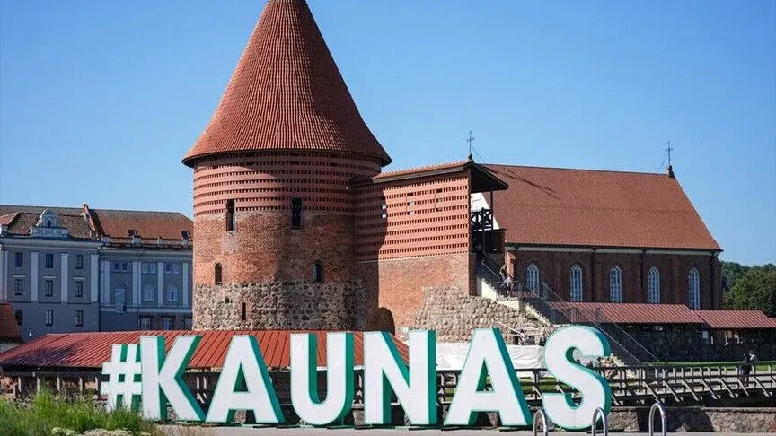 motociklistet-provokojne-besimtaret-me-koke-derri-gjate-faljes-se-namazit-ne-xhamine-e-kaunasit-ne-lituani