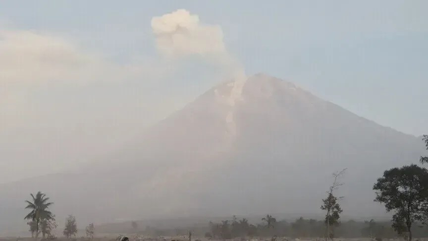 shperthen-tri-here-vullkani-semeru-ne-indonezi,-leshon-hi-deri-ne-1.000-metra-mbi-majen-e-tij