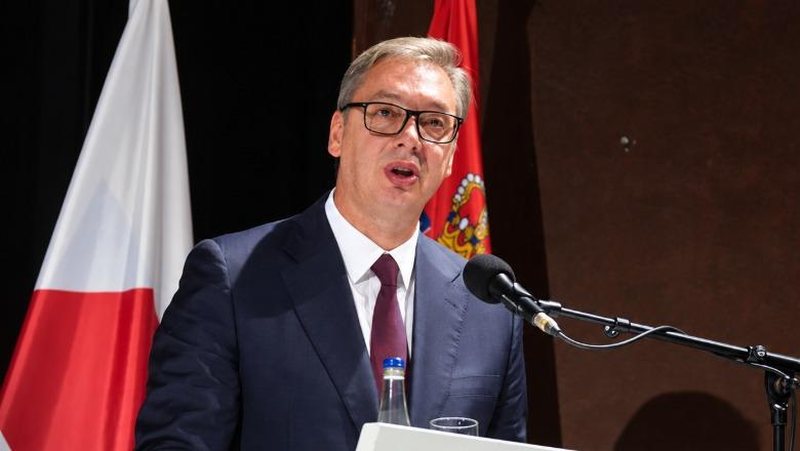 vucic-njofton-doreheqjen-me-27-shtator,-hyn-ne-fushate-per-zgjedhjet-e-parakohshme-te-25-tetorit