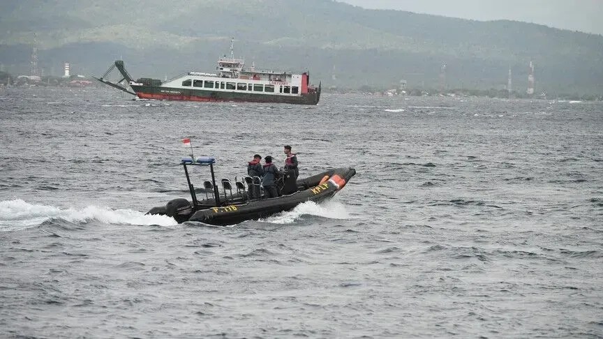 indonezi,-ende-128-te-zhdukur-pas-fundosjes-se-nje-trageti-ne-detin-e-java-s