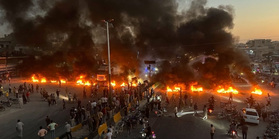 kush-po-i-nxit-protestat-e-dhunshme-ne-siri?