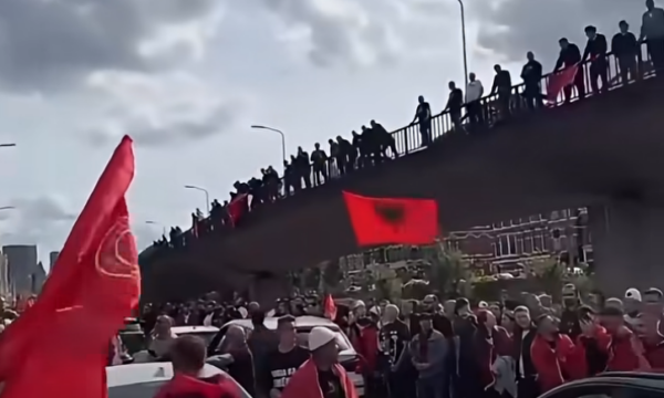 video/-neser-vendimi-per-ish-kreret-e-uck-se,-qindra-shqiptare-me-flamuj-kuq-e-zi-mblidhen-ne-hage