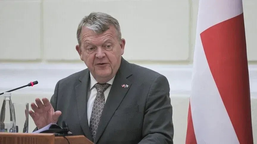 danimarka-therret-ambasadorin-rus-pasi-nje-fregate-qelloi-me-fisheke-ndricues-drejt-nje-helikopteri-ushtarak