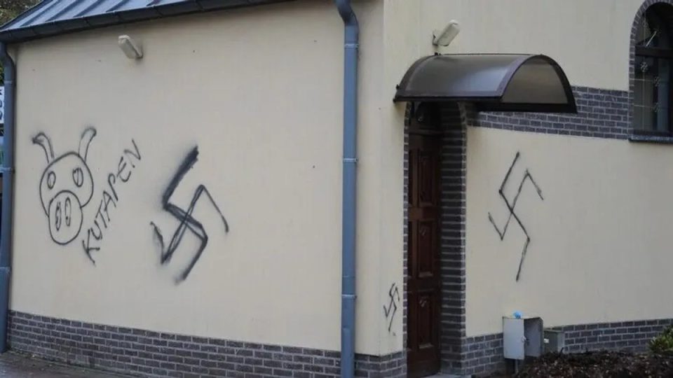 xhamia-ne-belgjike-vandalizohet-me-mbishkrim-kunder-islamit-per-here-te-dyte