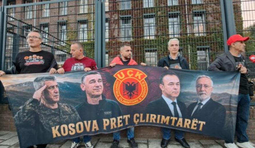 kosova-me-syte-nga-haga!-qytetaret-mblidhen-prane-selise-se-dhomave-te-specializuara-te-kosoves,-pritet-vendimi-per-ish-kreret-e-uck