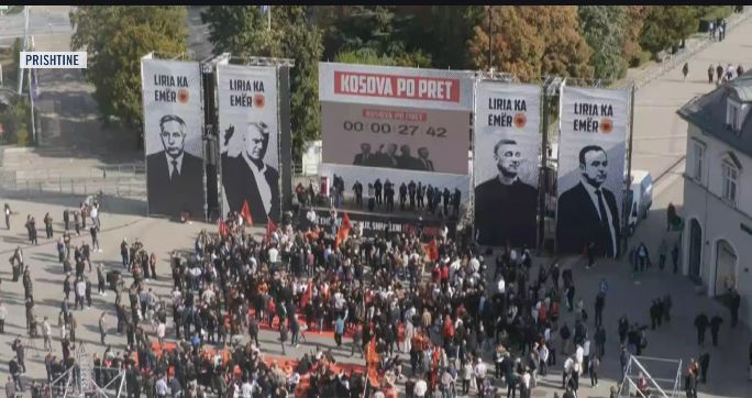 foto+video/-“liria-ka-emer!”,-fotot-e-4-ish-drejtuesve-te-uck-se-vendosen-ne-qender-te-prishtines,-kosova-“mban”-frymen
