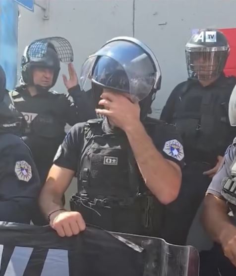 prekese!-polici-i-kosoves-perlotet-kur-i-vendosin-flamurin-kombetar-dhe-te-uck-se-(video)