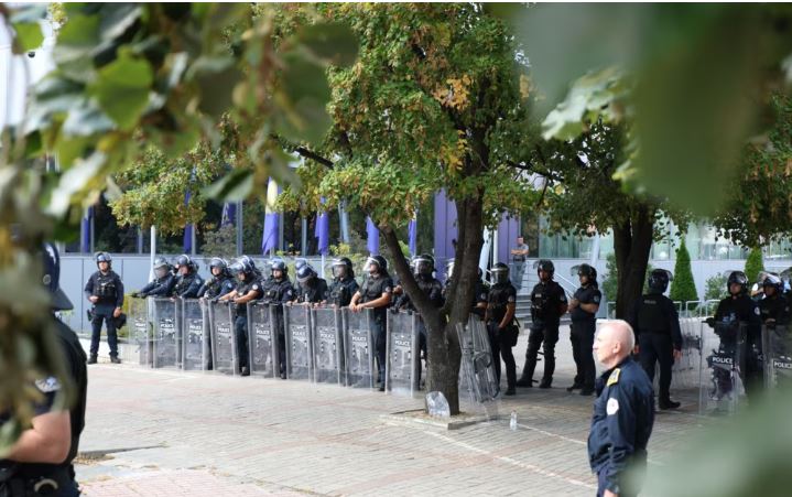 fotolajm/-protestuesit-thyejne-xhamat-e-nderteses-se-qeverise-se-kosoves-pas-vendimit-ndaj-ish-eproreve-te-uck-se