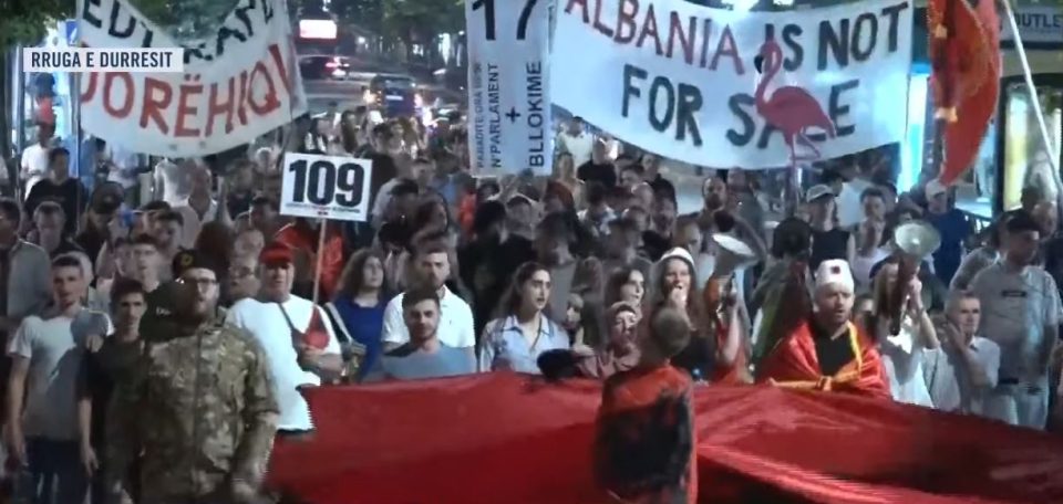 pas-thirrjeve-per-lirimin-e-protestuesve-te-ndaluar-te-blloku-i-sigurise,-qytetaret-marshojne-drejt-bustit-te-adem-jasharit-ne-mbeshtetje-te-clirimtareve:-liria-ka-emer