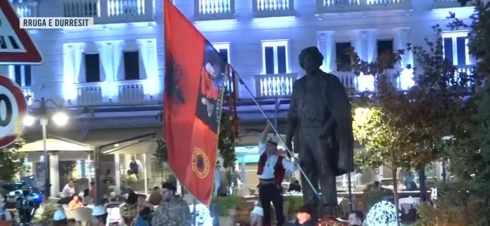 “marshim-per-uck-ne,-shqiperine-e-lire-dhe-lirimin-e-qytetareve”,-protesta-e-109-kunder-rames-mbyllet-te-busti-i-adem-jasharit:-neser-me-shume.-thirrje-per-revolte-te-kuvendi-ne-10:00