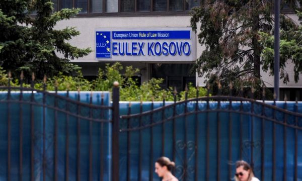pas-protestave-te-tensionuara,-mengjes-i-qete-te-objekti-i-eulex-it
