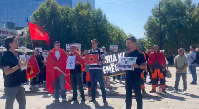 “jo-ne-emrin-tone!”/-studentet-ne-prishtine-marshim-proteste-ne-mbeshtetje-te-ish-krereve-te-uck-se