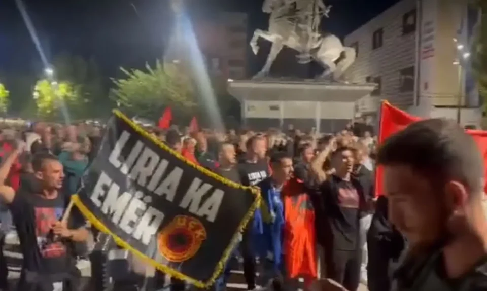 “jo-ne-emrin-tim”/-ne-prishtine-protestohet-kunder-vendimit-te-speciales:-do-te-vazhdojme-pa-ndalur