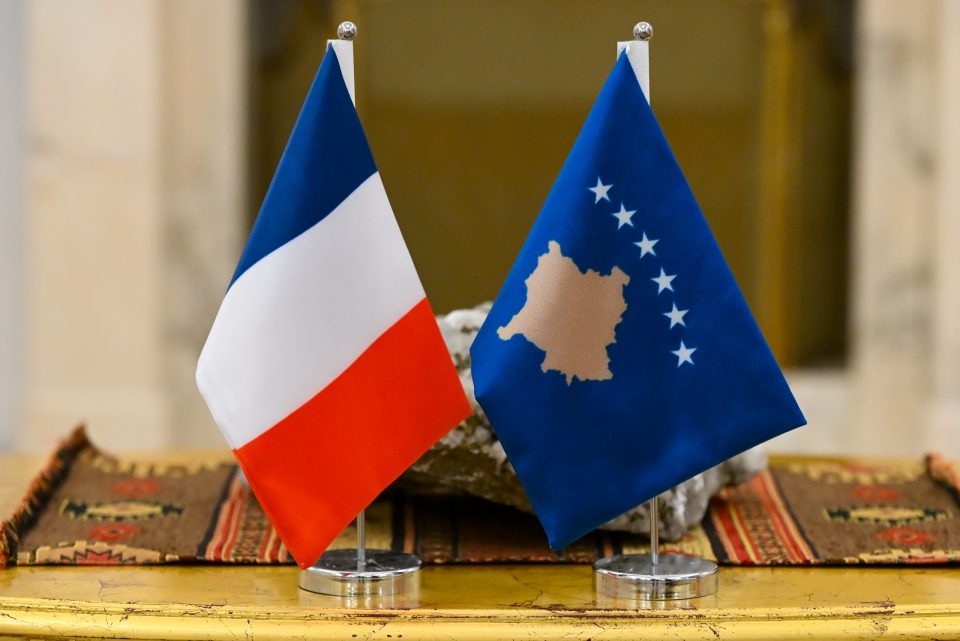 reagon-edhe-franca,-mbeshtet-specialen-dhe-pavaresine-e-kosoves-–