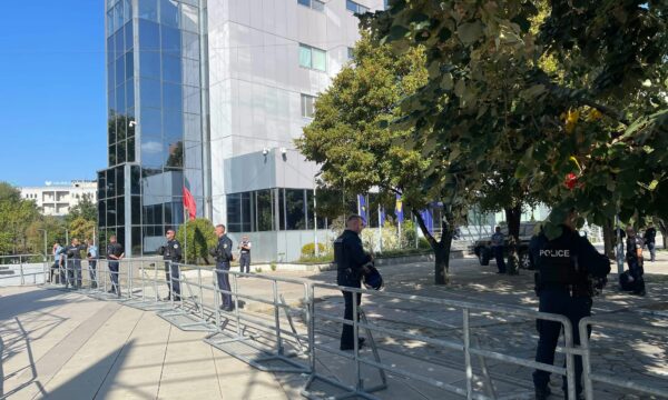 vendimi-i-hages/-“pa-maska,-me-fytyrat-tona”,-veteranet-e-uck-proteste-ne-prishtine,-policia-shton-masat-e-sigurise
