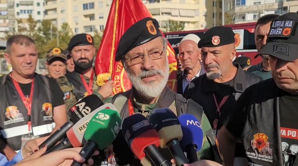 “o-hashim-ti-ku-je,-uck-ne-ketu-e-ke”/-ishin-ne-hage-ne-mbeshtetja-te-komandanteve,-50-ish-luftetare-te-ushtrise-clirimtare-te-kosoves-mberrijne-ne-durres:-u-denua-lufta-jone!