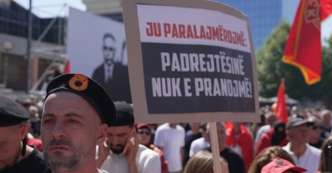vendimi-i-hages-“ngre-peshe”-prishtinen/-mijera-qytetare-protestojne-kunder-denimit-te-ish-krereve-te-uck-se-per-krime-lufte