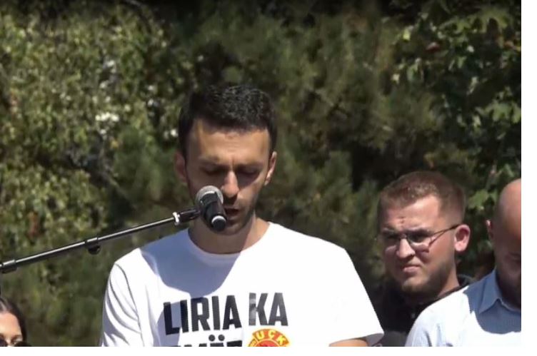 protesta-per-uck-se/-djali-i-jakup-krasniqit:-nuk-dorezohemi,-te-bashkohemi-te-gjithe-shqiptaret-e-partite-politike