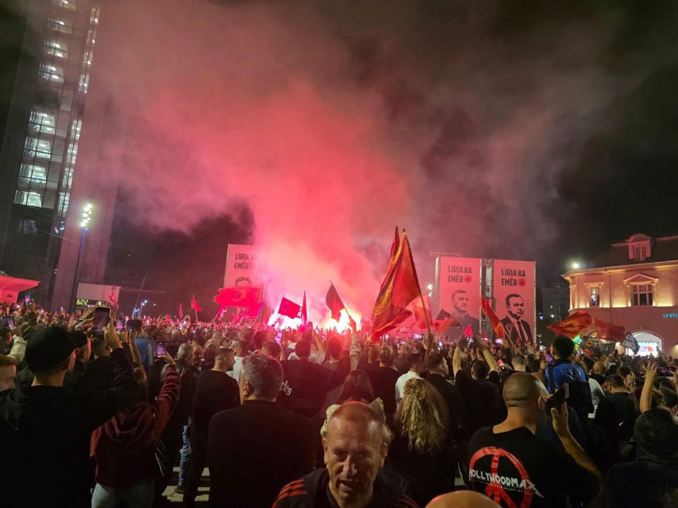 ‘‘jo-ne-emrin-tim’’,-protestuesit-ndezin-flakadane-nen-thirrjet-‘‘uck’’,-mijera-pjesemarres-ne-prishtine-(video)