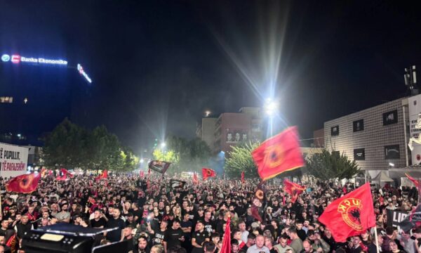“bashke-per-clirimtaret”/-mbahet-protesta-e-radhes-ne-prishtine-kunder-vendimit-ndaj-ish-krereve-te-uck-se,-qytetaret-mblidhen-ne-shesh