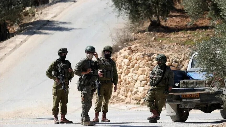 ushtria-izraelite-mbyll-rrugen-e-fundit-drejt-nje-fshati-ne-bregun-perendimor,-izolon-47-familje-palestineze