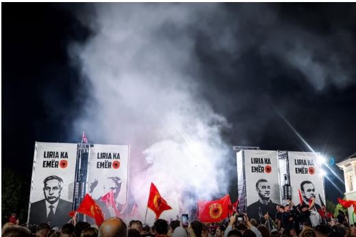 protesta-e-katert-ne-prishtine-kunder-vendimit-te-hages,-qytetaret-ne-mbeshtetje-te-ish-krereve-te-uck-se