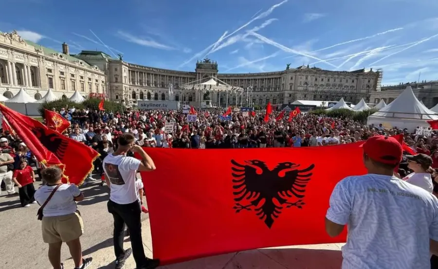 “jo-ne-emrin-tim”/-proteste-ne-vjene-kunder-vendimit-te-hages:-liri-per-clirimtaret-e-kosoves!