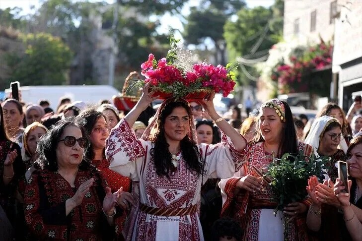 dasma-tradicionale-palestineze-ne-bregun-perendimor-nen-pushtim-nxjerr-ne-pah-bukurine-e-trashegimise-kulturore