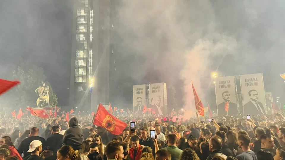 mbahet-protesta-e-5-kunder-vendimit-te-hages!-plisat-‘skuqin’-sheshin-ne-prishtine,-pjesemarrje-masive.-flakadane-dhe-muzike-patriotike-(video)