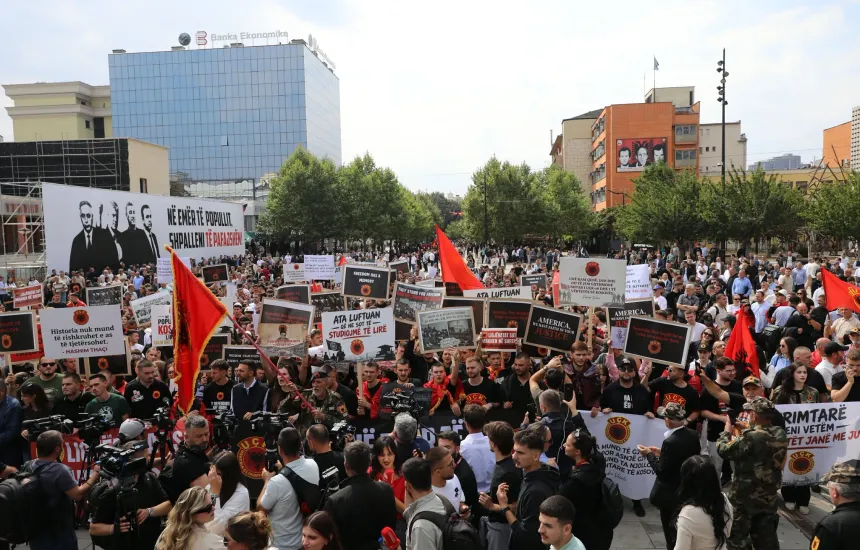 foto-video/-marshimi-ne-mbeshtetje-te-ish-krereve-te-uck-se!-mesazhi-i-studenteve-nga-prishtina:-ju-jeni-dhe-do-te-mbeteni-gjithmone-clirimtare