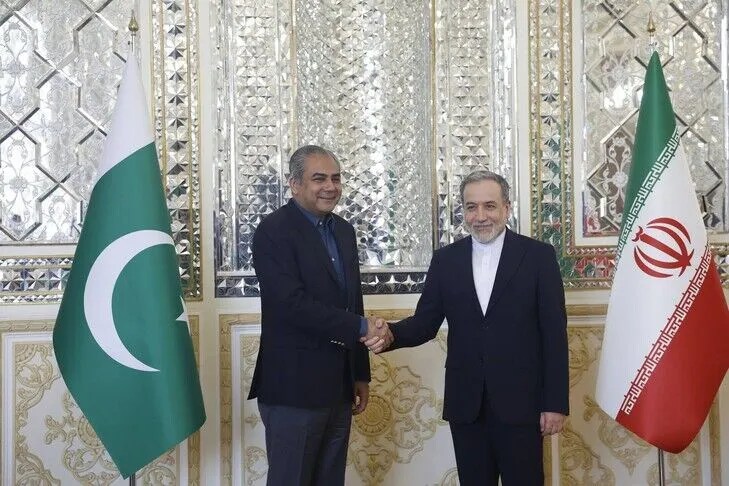 ministri-i-brendshem-i-pakistanit-viziton-teheranin-per-bisedime-mbi-situaten-rajonale