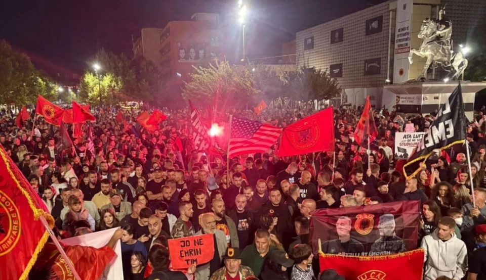 per-te-gjashten-nate-ne-prishtine,-proteste-kunder-vendimit-te-speciales:-drejtesi-per-kreret-e-uck-se