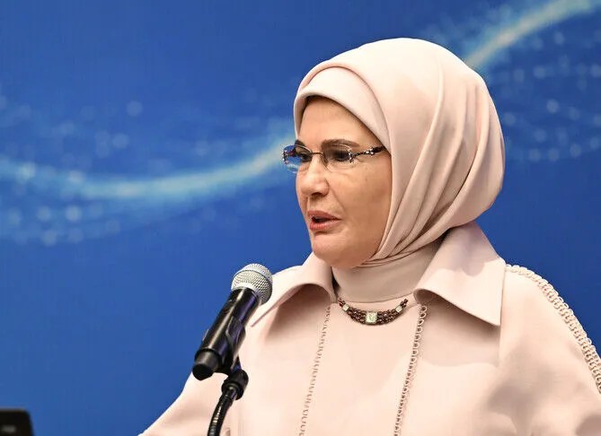 zonja-e-pare-e-turqise-shpreson-qe-thirrja-e-presidentit-erdogan-per-paqe-ne-okb-te-jehoje-ne-ndergjegjen-e-botes