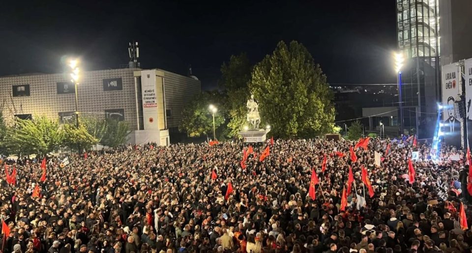 protesta-per-ish-kreret-e-uck-se,-qytetaret-mbushin-rruget-e-prishtines