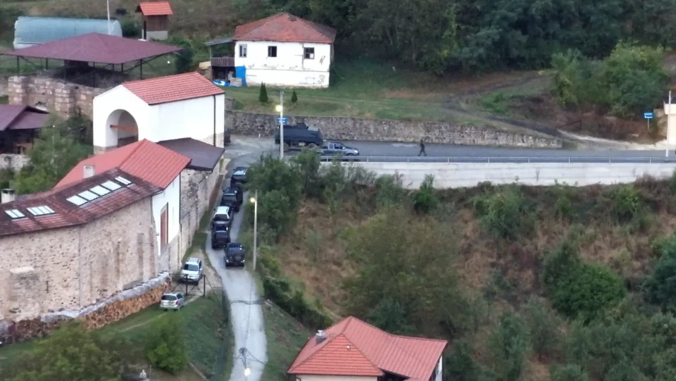 pas-shba-se-,edhe-ambasada-britanike-reagon-per-banjsken,-mesazh-serbise:-autoret,-perfshire-radoicicin-ende-nuk-jane-perballur-me-drejtesine