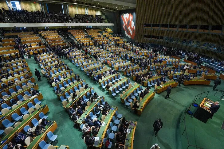 kryeministri-izraelit-i-drejtohet-okb-se-mes-largimeve-nga-salla-dhe-protestave-ne-new-york