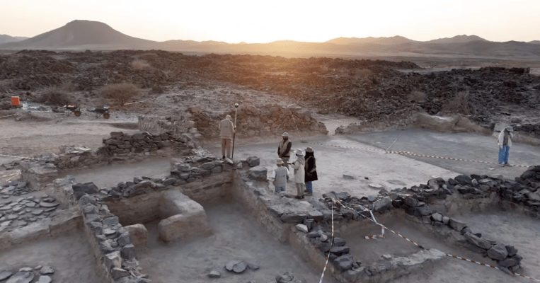 zbulohet-nje-xhami-1,300-vjecare-ne-arabine-saudite-me-mbishkrim-per-pejgamberin-muhamed-as.
