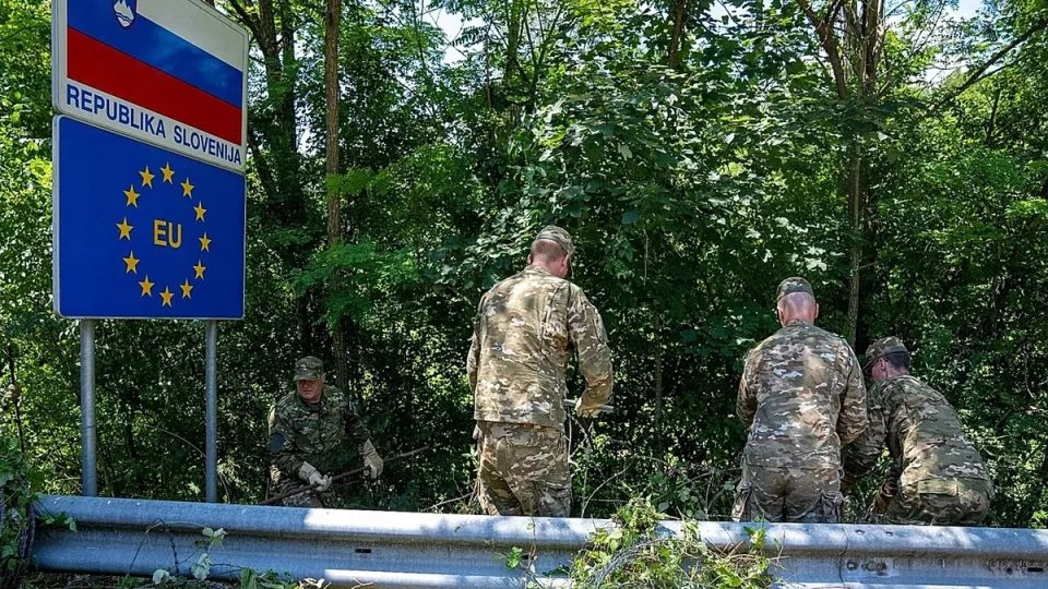 pese-migrante-mbyten-ne-lumin-kupa-ne-kufirin-kroaci-slloveni