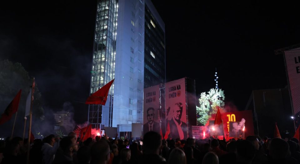 “votojeni-ligjin,-durimi-yne-po-mbaron”,-protestuesit-kthejne-reflektoret-nga-qeveria-–