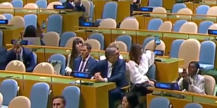 kur-te-gjithe-po-i-kthehin-shpinen-nje-maskarai-ne-okb,-kush-ishte-nje-tjeter-maskara-qe-degjonte-maskaralleqe-nga-podiumi?!