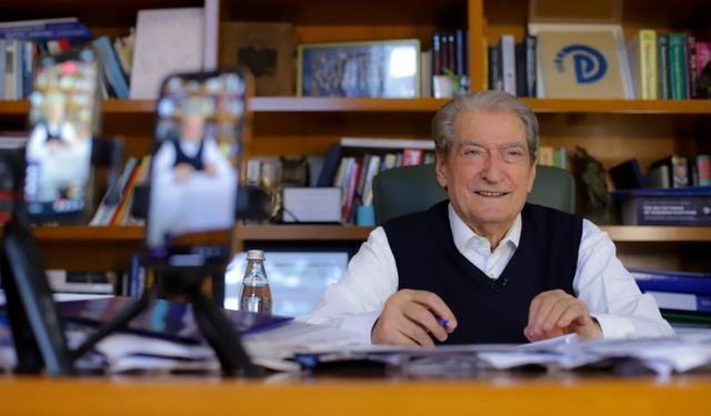 ambasadori-i-ri-amerikan-erdhi,-por-berisha-mbetet-serish-“ne-autobuz”!