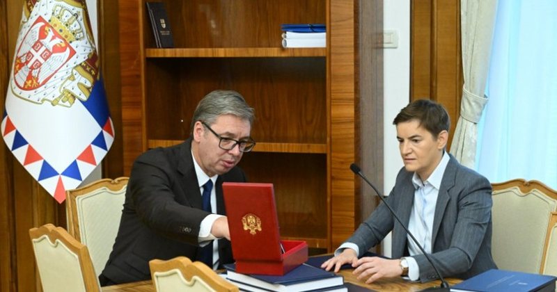 vucic-dorezon-detyren-e-presidentit-te-serbise,-brnabic-merr-postin-e-presidentes-se-perkohshme