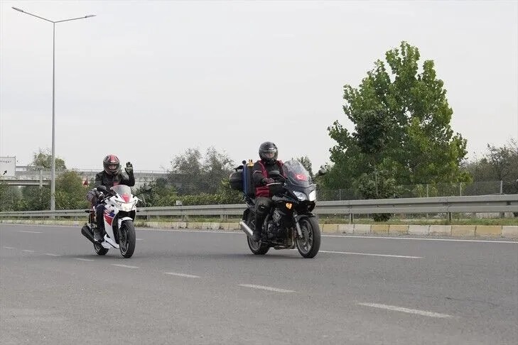 motociklistet-turq-nisin-nje-udhetim-prej-7.000-km-per-te-kryer-umren-ne-arabine-saudite