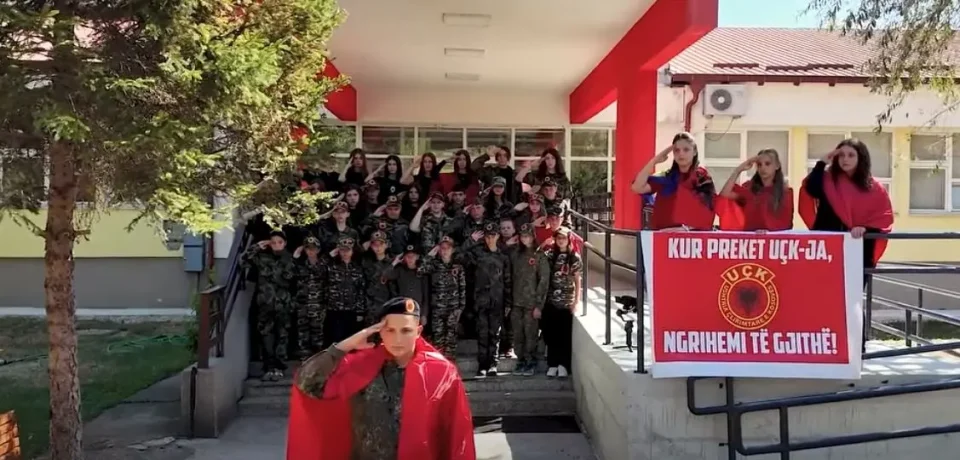 nxenesit-e-shkolles-“hysen-rexhepi”-ne-prizren:-kur-preket-uck-ja,-ngrihemi-te-gjithe-–