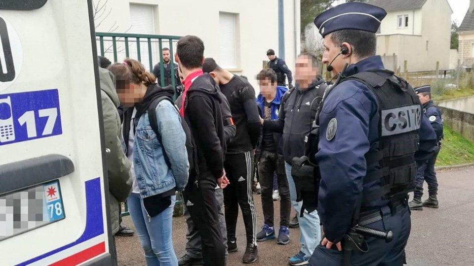 bllokohen-disa-shkolla-te-mesme-ne-france,-tensione-mes-nxenesve-dhe-forcave-te-sigurise