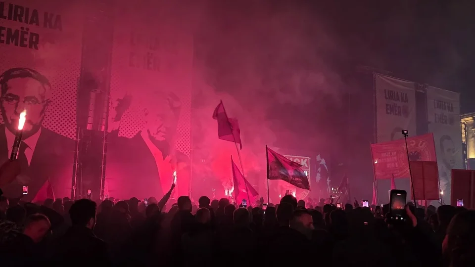 “jo-ne-emrin-tim!”/-protesta-per-ish-kreret-e-uck-hyn-ne-naten-e-14-te,-qytetaret-kerkojne-veprime-nga-institucionet-e-kosoves